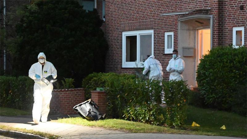 Kriminaltechniker sichern Spuren vor der Mutter-Kind-Einrichtung in der Dankersstraße in Stade.