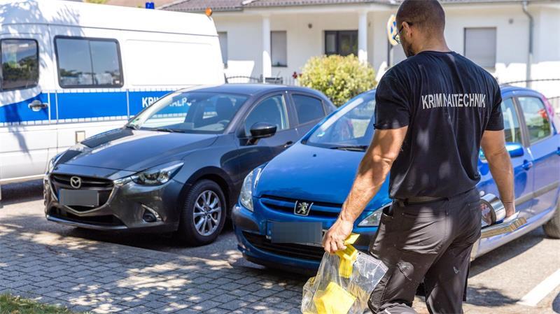 Kriminaltechniker sichern nach einem Angriff in einem Jugendamt in Finsterwalde Spuren. 
