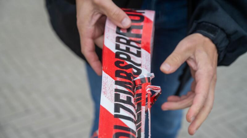 Kriminaltechniker sind im Einsatz, um in Zingst einen Tatort zu sichern, an dem zwei Männer durch Schüsse schwer verletzt wurden.