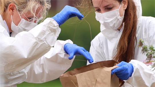 Kriminaltechnikerinnen suchen nach Spuren an einem Umspannwerk in Eschweiler.