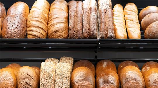 Brote liegen in einem Regal in einer Bäckerei.
