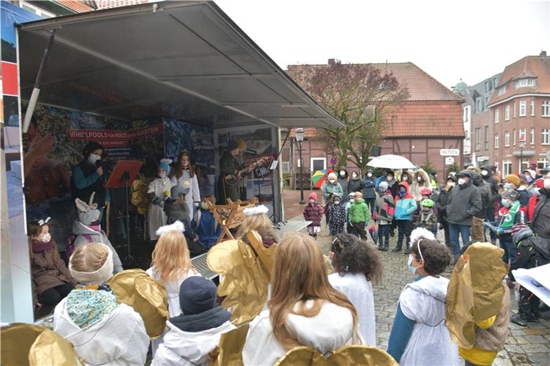 Krippenspiel mit Maske : die Engel bei ihrer Darbietung auf dem Buxtehuder St.-Petri-Platz. Fotos: Beneke