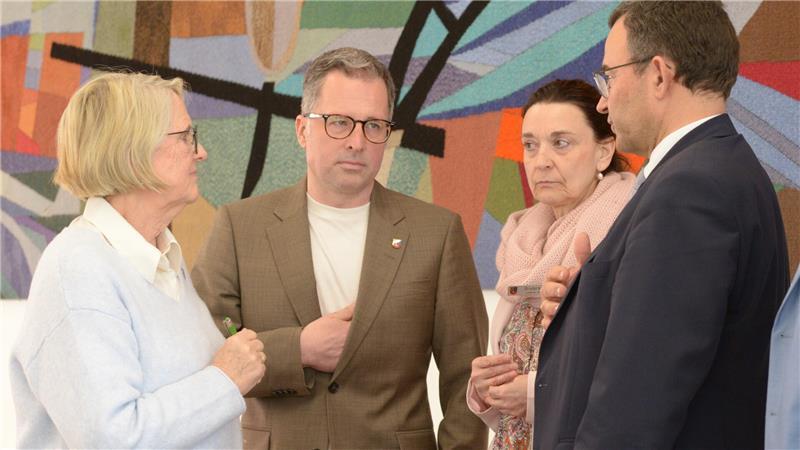 Krisenrunde vor dem Start der Kreistagssitzung: Die Kreistagsvorsitzende Arnhild Biesenbach, Landrat Kai Seefried, Dezernentin Sabine Brodersen und der Erste Kreisrat Thorsten Heinze besprechen das Vorgehen.