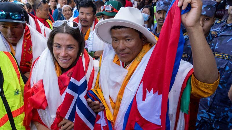 Kristin Harila (l) und Tenjen Sherpa (r) haben alle 14 Achttausender-Berge im Rekordtempo bestiegen.