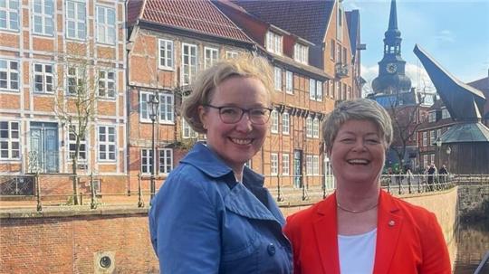 Kristin Kehr (links) vom Verein Stade liest und Dagmar Froelich vom Rotary Club Stade.
