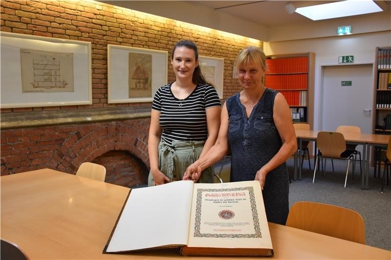 Kristin Mulansky und Sabine Heidrich präsentieren stolz das älteste Buch der Bibliothek. Fotos: Felsch