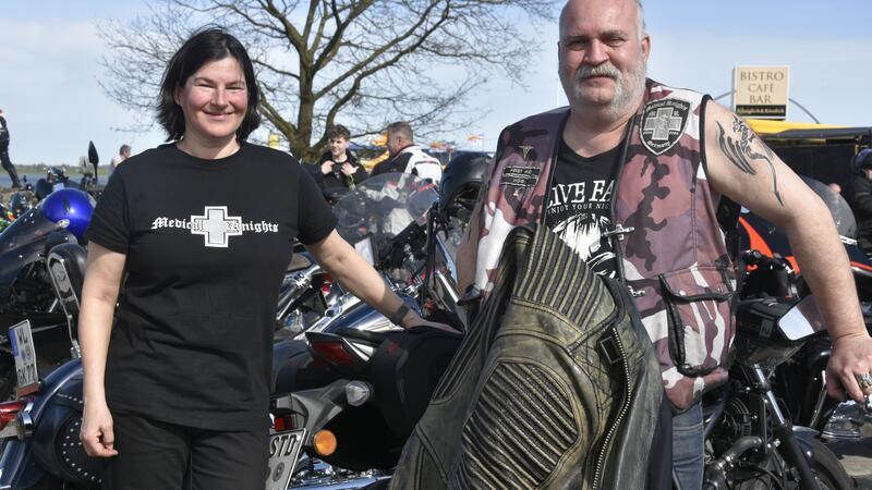 Weiter Park-Ärger am Lühe-Anleger: Was Motorradfahrer und Budenbesitzer sagen Kristin Schwarz und Dirk Schweer genießen das schöne Wetter am Elbstrand.