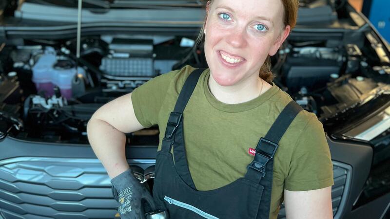Kristina Eylmann hat die Meisterausbildung zur Kraftfahrzeugtechnikerin mit Bravour abgeschlossen. Unter 94 Meisterschülern der Handwerkskammer Braunschweig-Lüneburg-Stade schloss sie am besten ab.
