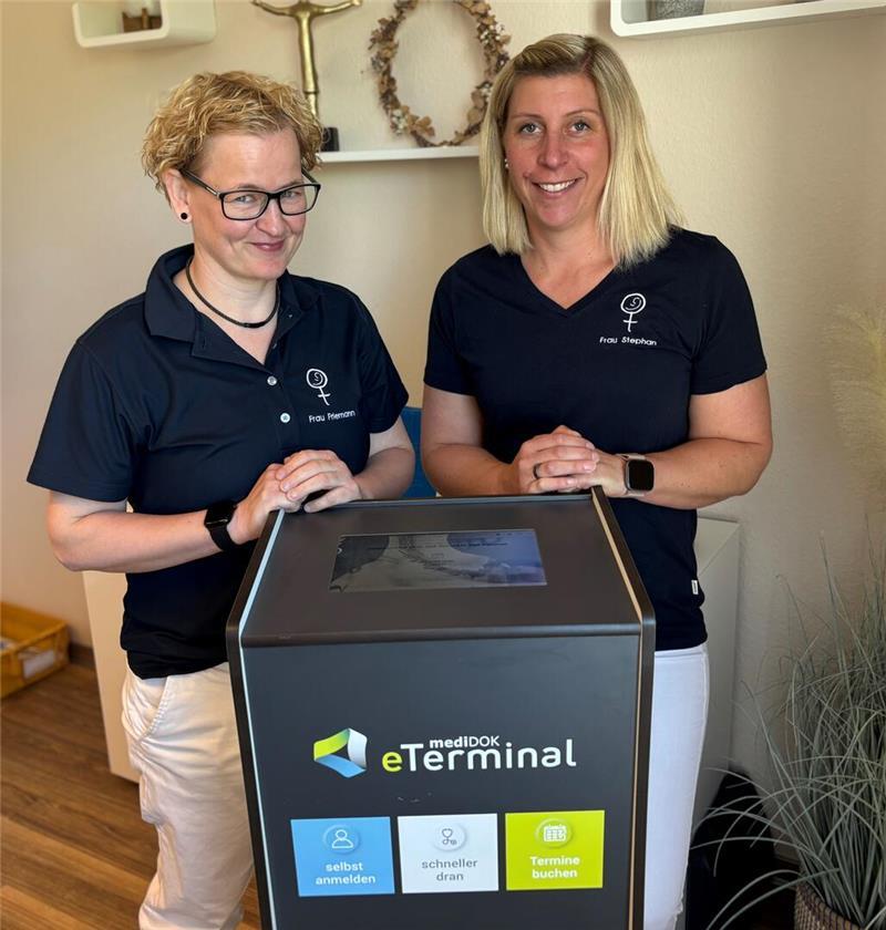 Stader Krankenschwester gewinnt bundesweit ersten Health Award Kristina Friemann (links) und Lisa Stephan zeigen die Online-Rezeption, an der sich Patientinnen mit Termin selbst einchecken können.