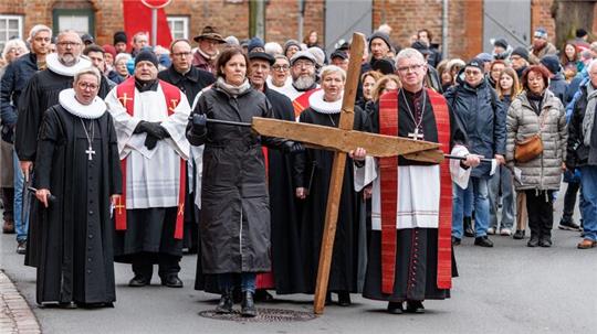 Kristina Herbst (l), Präsidentin des Schleswig-Holsteinischen Landtags, und Christoph Giering, katholischer Dekan, führen den Kreuzweg an.