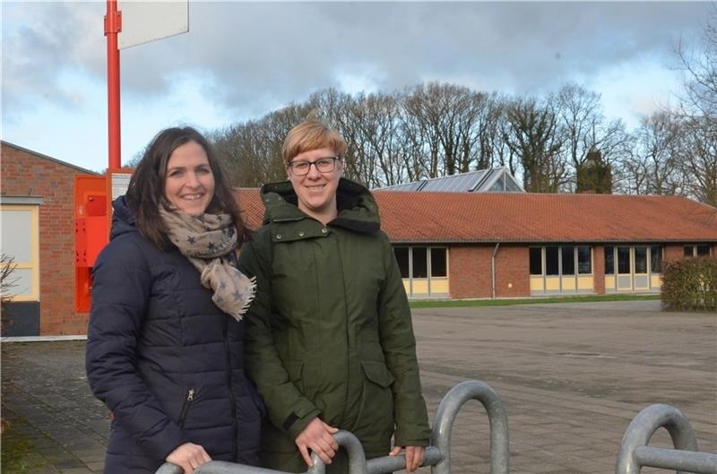 Kristina Schomacker (links) und Mirja Hinck haben gemeinsam mit anderen Eltern täglich die Busankunftszeiten notiert. Fotos: Fehlbus