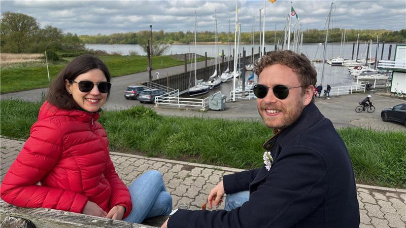Kristina Wiechert und Markus Weißmüller machen Rast am Yachthafen Neuenschleuse. Das Paar aus Berlin verbringt Ostern in Hamburg. Der Chatbot Chat GPT hat ihnen eine Tour ins Alte Land vorgeschlagen.