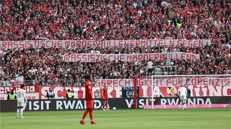 Kritik an der Polizei: Banner im Stadion des FC Bayern 
