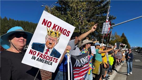 Kritiker werfen US-Präsident Donald Trump vor, zu viel Macht an sich zu reißen.