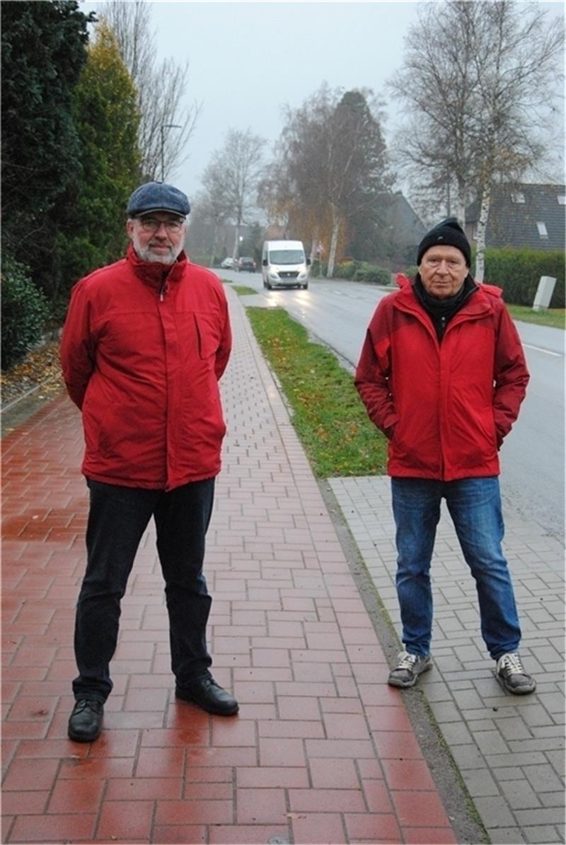 Kritikpunkt 1: Es gibt keine richtige Abgrenzung zwischen Fahrbahn und Fuß-/Radweg, sagen Thomas Sudmeyer (links) und Hartmut Danielzik.