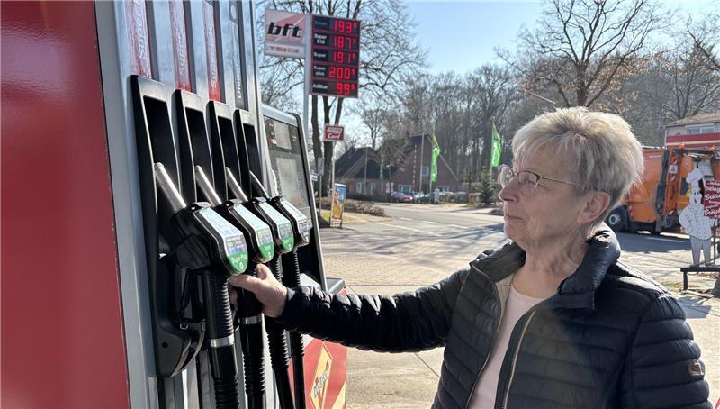 Kritischer Blick: Beim Tanken muss Ursula Köpke heute deutlich mehr zahlen als noch vor einer Woche.