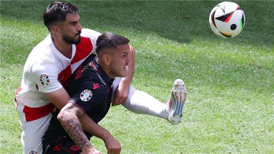 Kroatiens Bruno Petkovic (l) und Albaniens Rey Manaj im Zweikampf um den Ball.