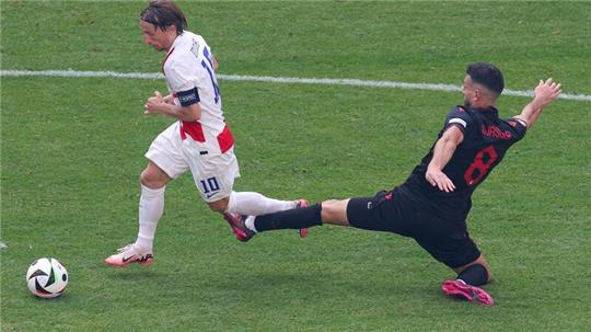 Kroatiens Luka Modric (l) und Albaniens Klaus Gjasula kämpfen um den Ball.