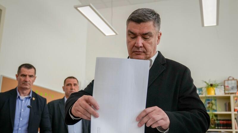 Kroatiens Präsident Zoran Milanovic gibt seine Stimme in einem Wahllokal in Zagreb ab. Er ist ein erbitterter politischer Gegner von Premier Plenkovic.