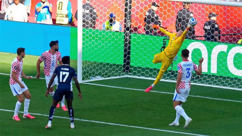 Sieg zum Jubiläum: Modric jubelt mit Kroatien Kroatiens Torwart Dominik Livakovic bewahrte den Favoriten vor einem Gegentor.