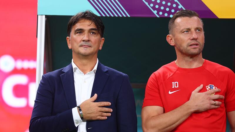 Ex-HSV-Star Olic glaubt an Hamburgs Aufstieg Kroatiens Trainer Zlatko Dalic (l) steht bei der Nationalhymne neben Co-Trainer Ivica Olic.