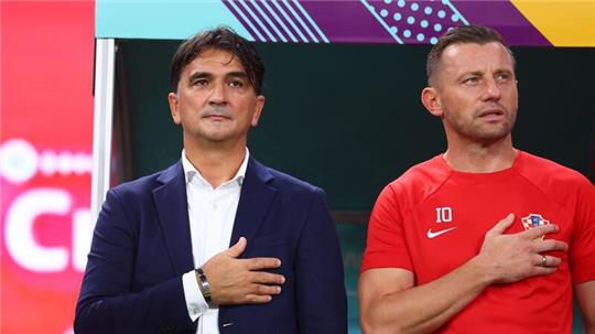 Kroatiens Trainer Zlatko Dalic (l) steht bei der Nationalhymne neben Co-Trainer Ivica Olic.