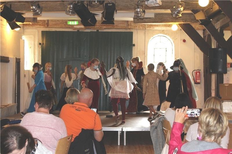 Ahlerstedter Schüler auf Entdeckungsreise im Agathenburger Schloss Krönender Abschluss ist eine Aufführung für Eltern und Geschwister. Foto: Sabine Löblich