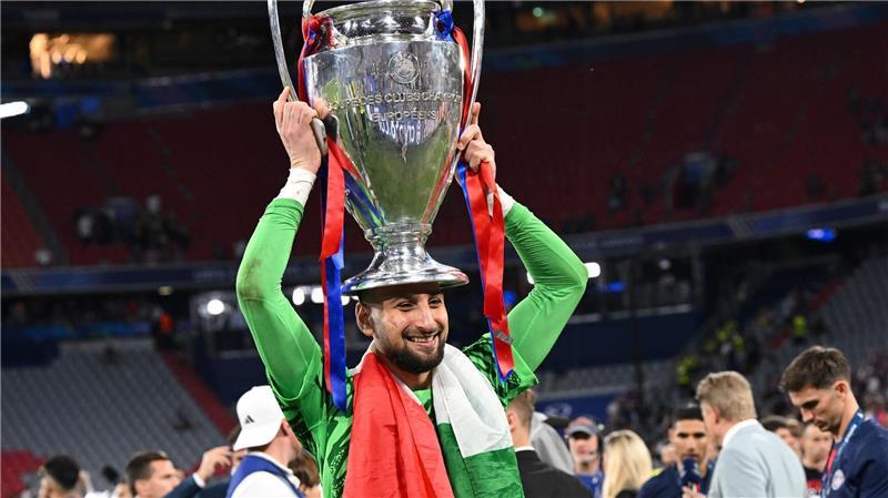Krönung: Gianluigi Donnarumma mit der Champions-League-Trophäe.
