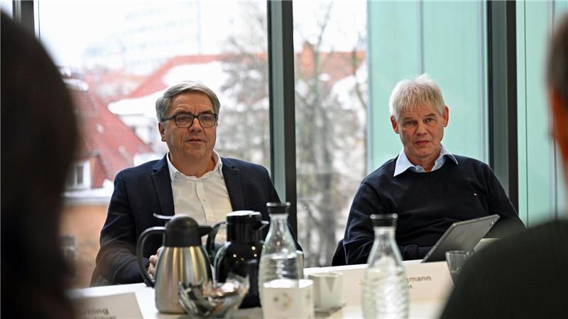 Krogmann (l) und Klingebiel halten die geplanten 800 Millionen Euro für Schüler-Tablets für zu knapp bemessen.