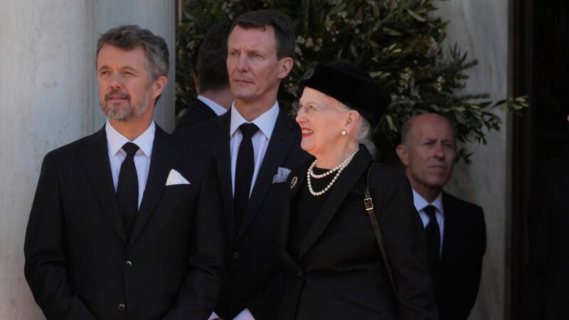 Kronprinz Frederik (l) soll den Thron von Königin Margrethe II. erben.
