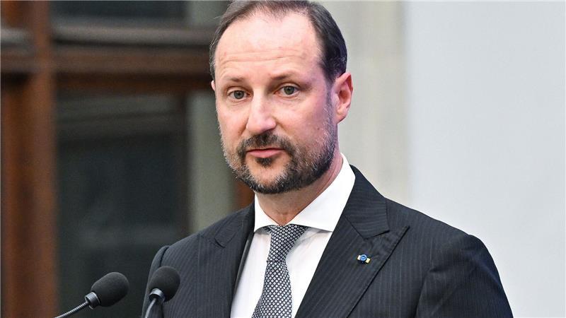 Kronprinz Haakon wird kommende Woche nicht beim Prozess gegen seinen Stiefsohn dabei sein. 
