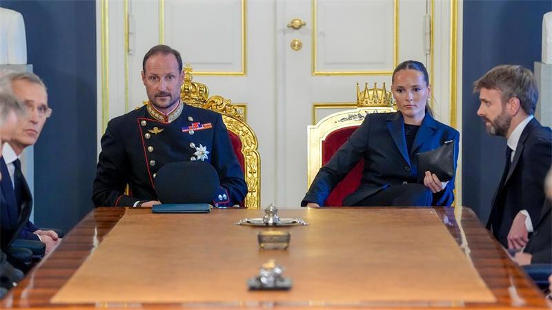 „Ganze Nation trauert“ um König Harald – und begrüßt Haakon VIII. Kronprinzen Haakon (links) und Tochter Ingrid Alexandra.