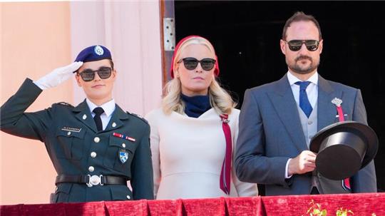 Kronprinzessin Mette-Marit (M), Kronprinz Haakon (r) und Prinzessin Ingrid Alexandra begrüßen den Kinderzug vom Schlossbalkon.