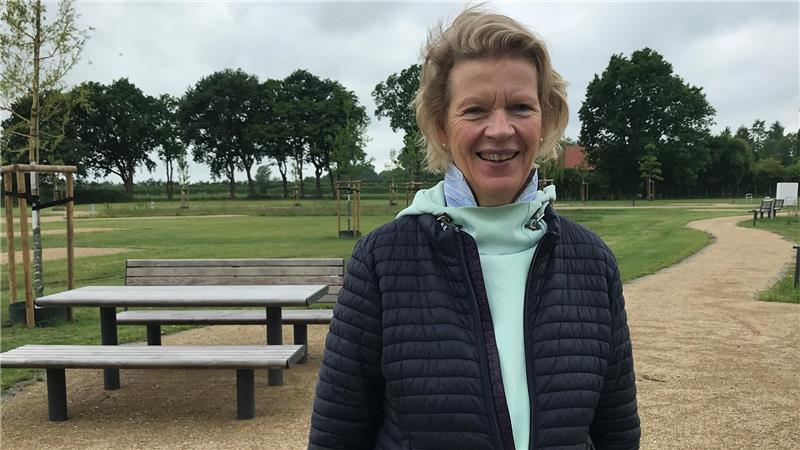 Krummendeichs Bürgermeisterin Christiane von der Decken freut sich über den neuen Wohnmobilstellplatz. 16 Fahrzeuge finden hier Platz.