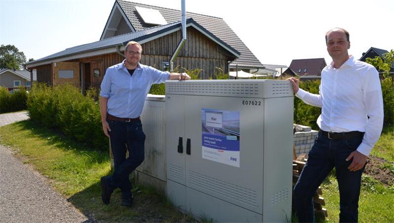 EWE sorgt für schnelles Internet fürs Krummendeicher Wohngebiet Im Hoffeld Krummendeichs Gemeindedirektor Frank Griemsmann (links) freut sich, dass Björn Muth von der EWE schnelles Internet in das Baugebiet Im Hoffeld bringt.