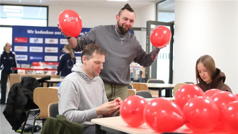 Krzysztof Lorenc und andere Helfer kümmern sich um die Deko der Sponsoren.