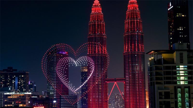 Kuala Lumpur: Petronas-Zwillingstürme mit Drohnen-Show vor Malaysias Unabhängigkeitstag am 31. August