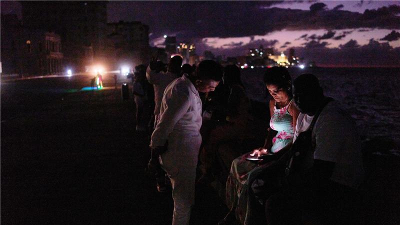 Kuba: Wenn die Lichter ausgehen – Havannas Malecón wird in der Blackout-Nacht zum Treffpunkt