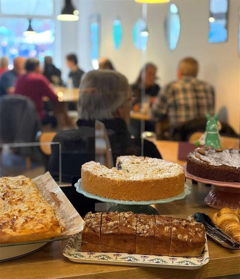 Pfeffertörtchen am Petri-Platz: Mit viel Liebe und frischen Zutaten Kuchen und Torten werden täglich selbst gebacken.