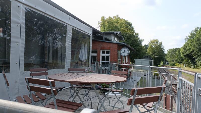 Deinster Café am Bahnhof wird schick gemacht Die Terrasse des Cafébetriebs in Deinste mit Blick auf die Gleise und ins Grün.
