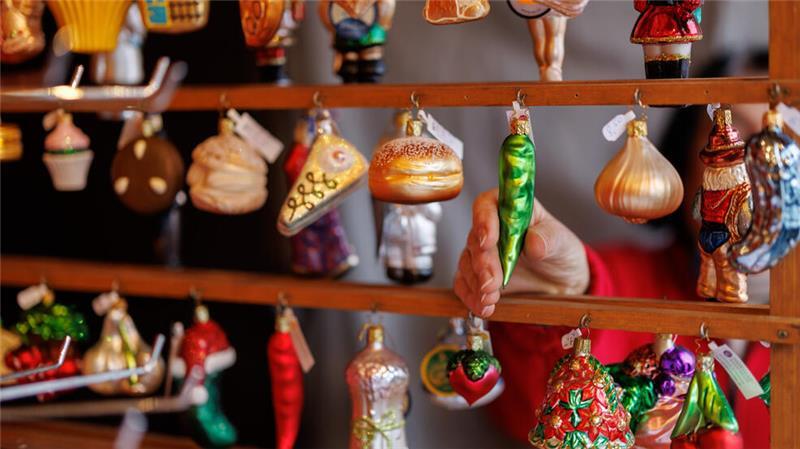 Kuchenstück, Chili, Nussknacker - die Auswahl an Weihnachtsbaumschmuck ist riesig.