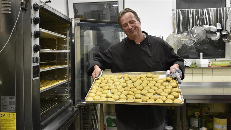 Küchenchef Gido Blohm präsentiert goldgelbe Chicken Nuggets.