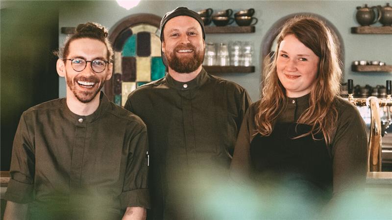 Küchenchef Jonatan Scharf (Mitte) und sein Serviceteam, Katharina Rusch und Phil Bohnhof, freuen sich, dass es nun endlich losgeht. Foto: Schuster