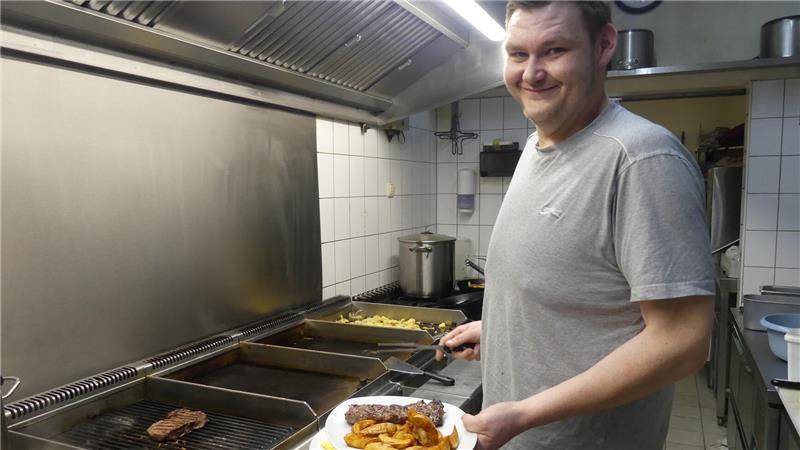 Küchenchef Maximilian Corleis gehört zu den vier neuen Gesellschaftern der neuen Betreiber-GmbH des beliebten Drochterser Lokals Möller's. Damit bleibt der Betrieb ein bisschen auch in der Familie - Corleis ist der Schwiegersohn der schwer erkrankten langjährigen Pächterin Claudia Möller-Buttler, die Insolvenz anmelden ließ.