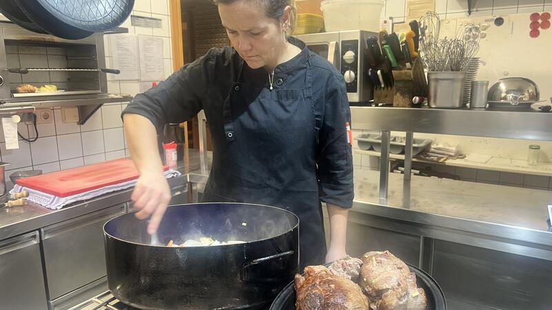 Küchenchefin Carola Staats bereitet eine Hirschkalbskeule zu.