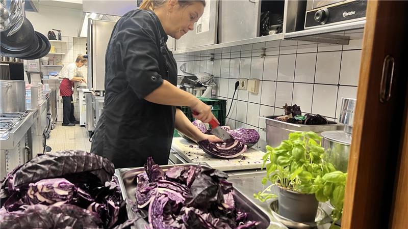 Küchenchefin Carola Staats schneidet Rotkohl klein.
