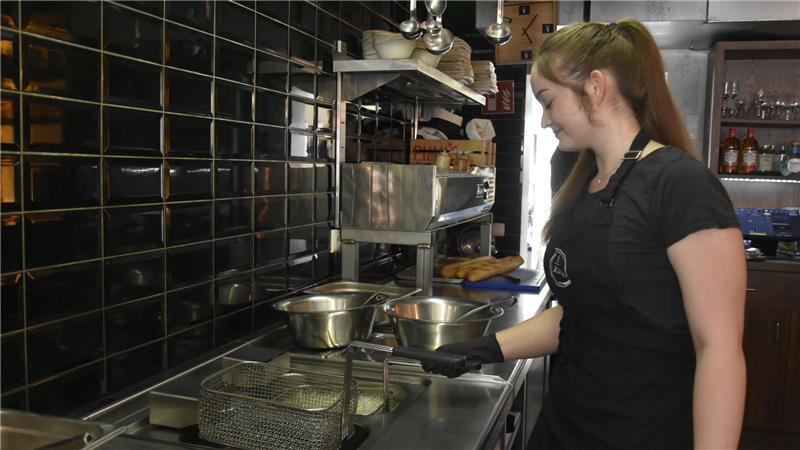Burger und Steaks vom Lavastein: In Apensen steht ein Engel am Grill Küchenhilfe Victoria Vogt wirft die Fritteuse an.