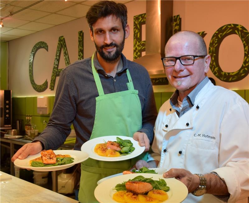Küchenmeister Carl-Michael Hofmann (rechts) und Redakteur Karsten von Borstel präsentieren die Speisen. Foto Nowottny