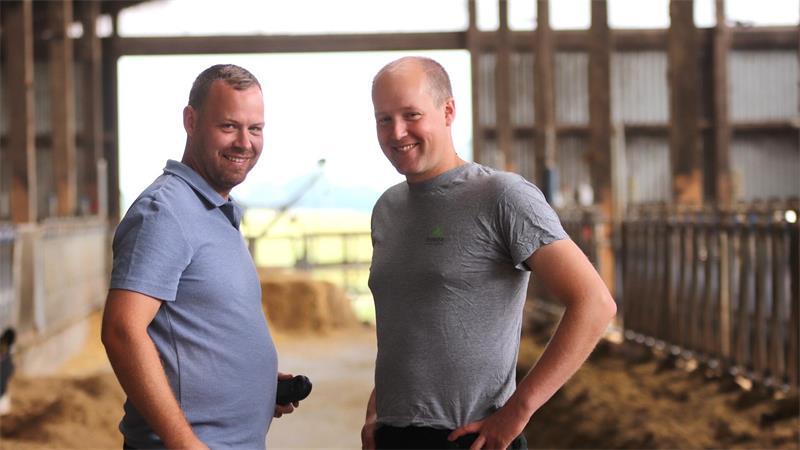 Wiederkäuen im Luftstrom: Wie Gellerts ihre Kühe in Balje vor Hitzestress schützen Kühe und Hitze im Blick: Jannes Wilkens vom Beratungsring Nordkehdingen (links) und Henning Gellert in Gellerts Stall in Balje-Hörne.