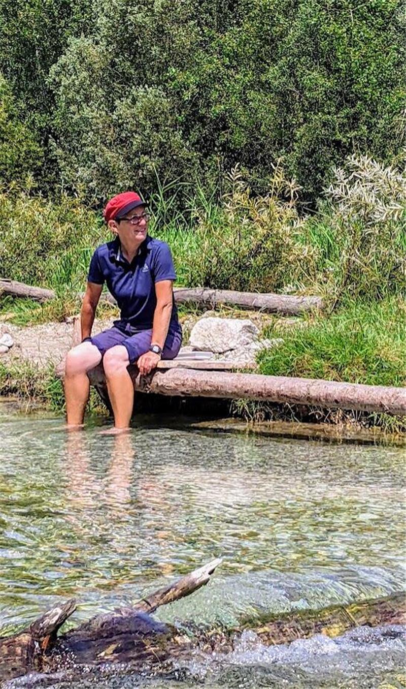 Zu Fuß von Stade nach Rom in 111 Tagen: Bettina Wiebe hat es geschafft Kühles Fußbad an einem Bach in Italien.